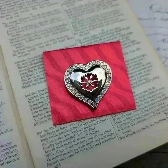 Heart brooch  with snowflake design - Picture 3 of 7